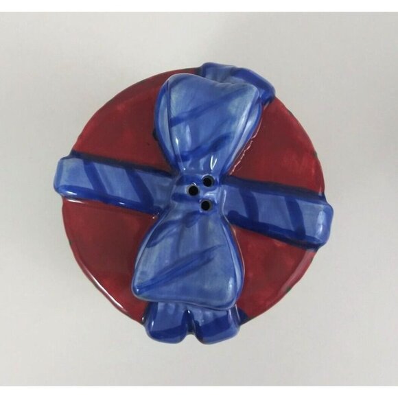 The Main Ingredient Round Christmas Present 3.25" Salt & Pepper Shakers - Picture 6 of 13